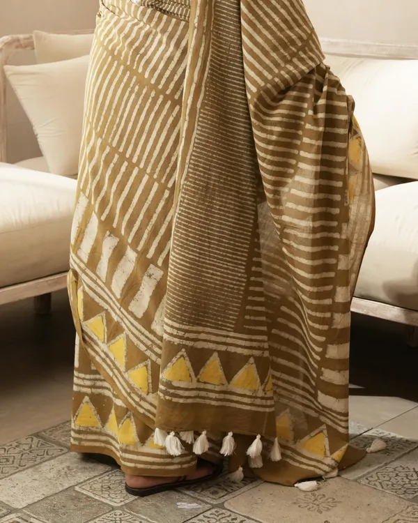 Mustard_Cotton_Silli_Dabu_Print_Mul_Saree_For_Women